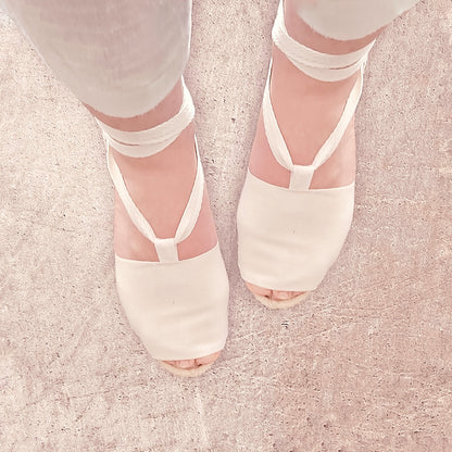 Flat espadrilles with lace ribbons