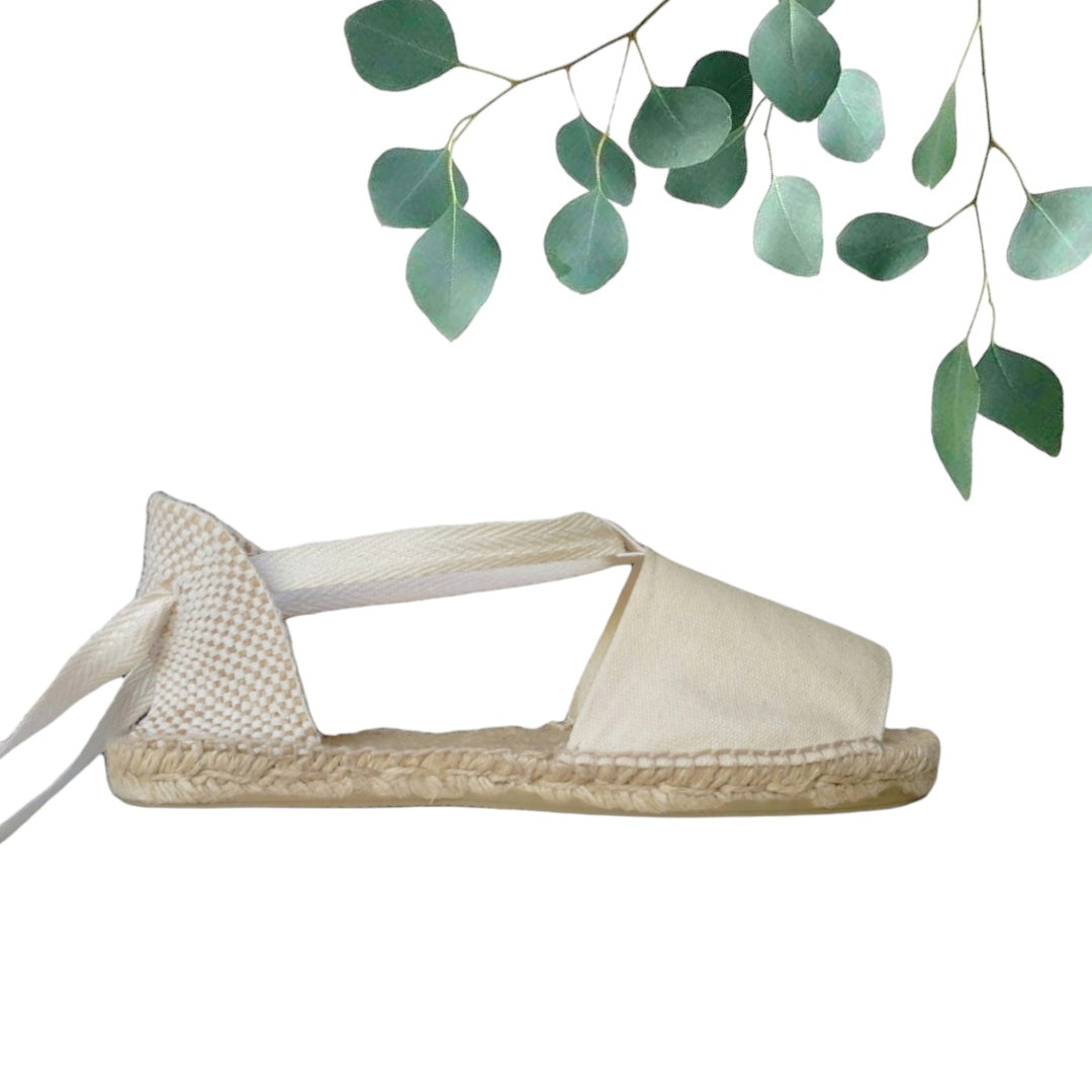 Flat espadrilles with lace ribbons