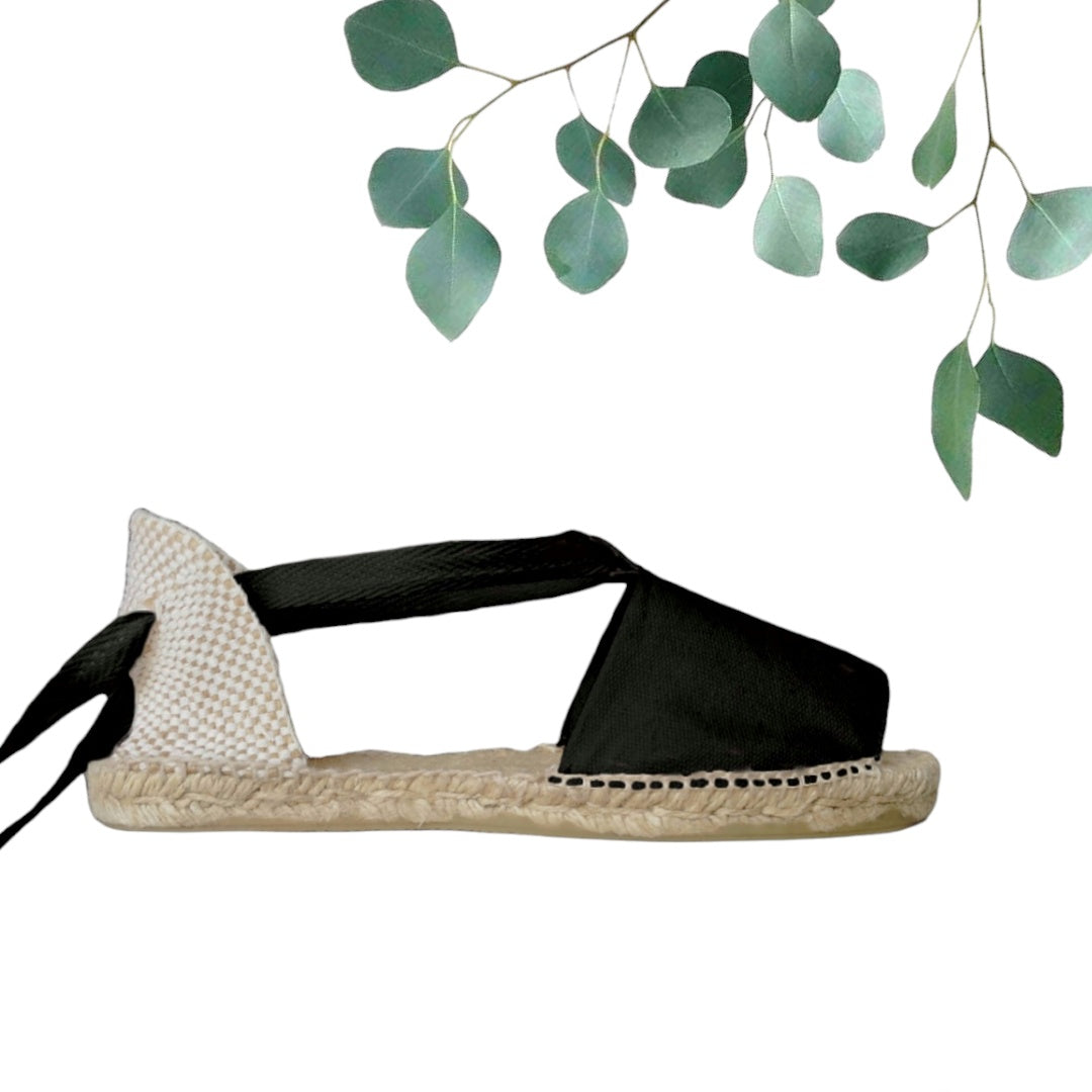 Flat espadrilles with lace ribbons