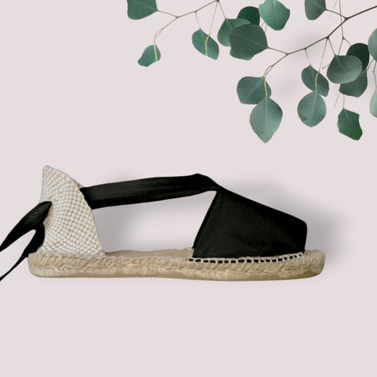 Flat espadrilles with lace ribbons