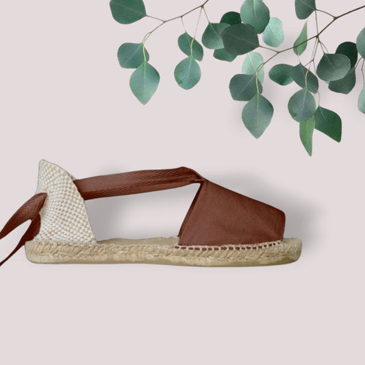 Flat espadrilles with lace ribbons