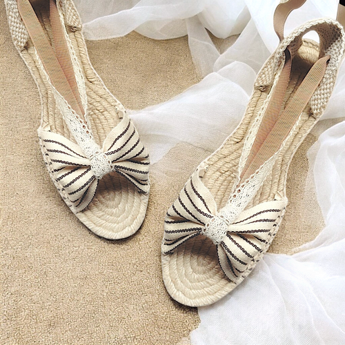 Butterfly espadrilles with lace ribbons.
