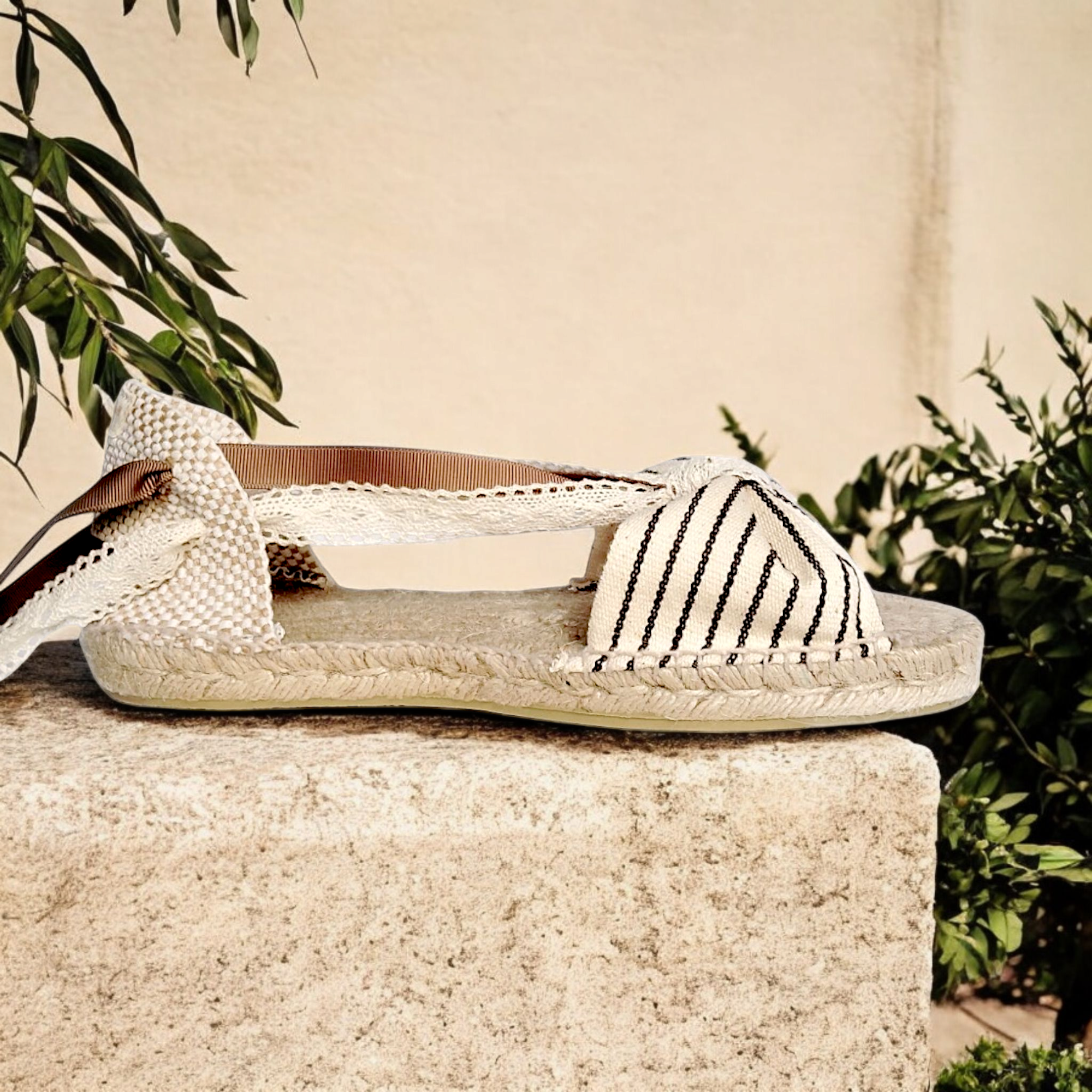 Alpargatas mariposa con cintas de encaje