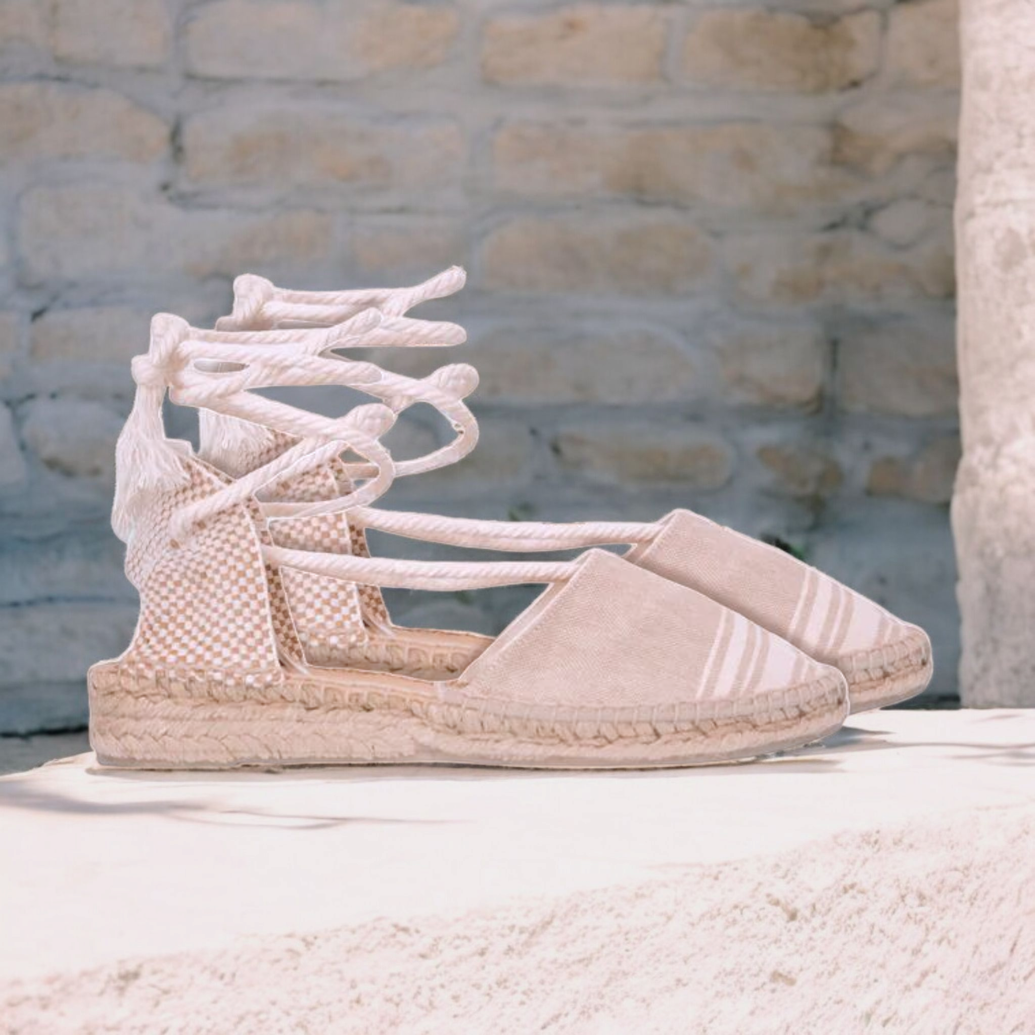 Cuñas con cordones trenzados