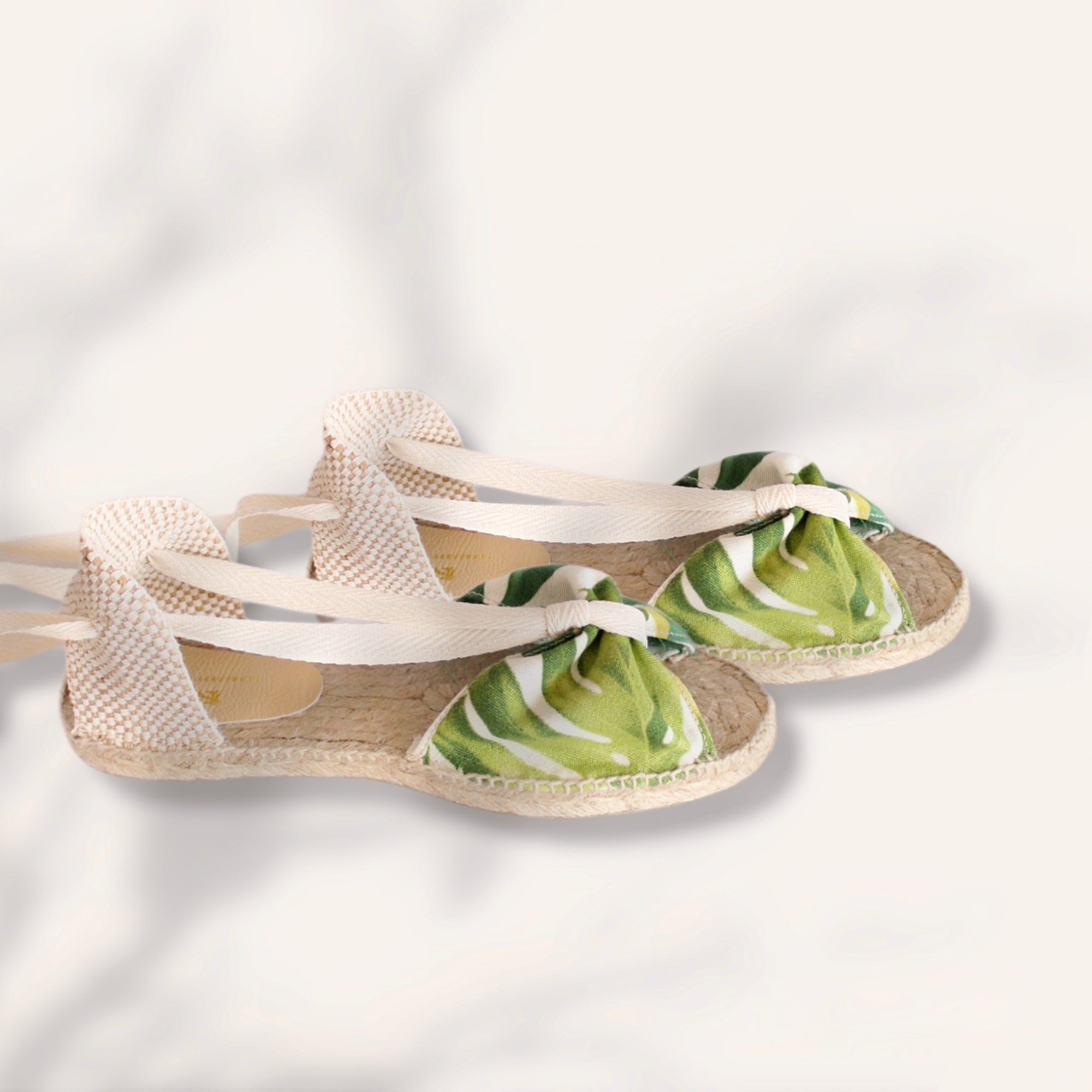 Alpargatas mariposa de lona marfil y verde.
