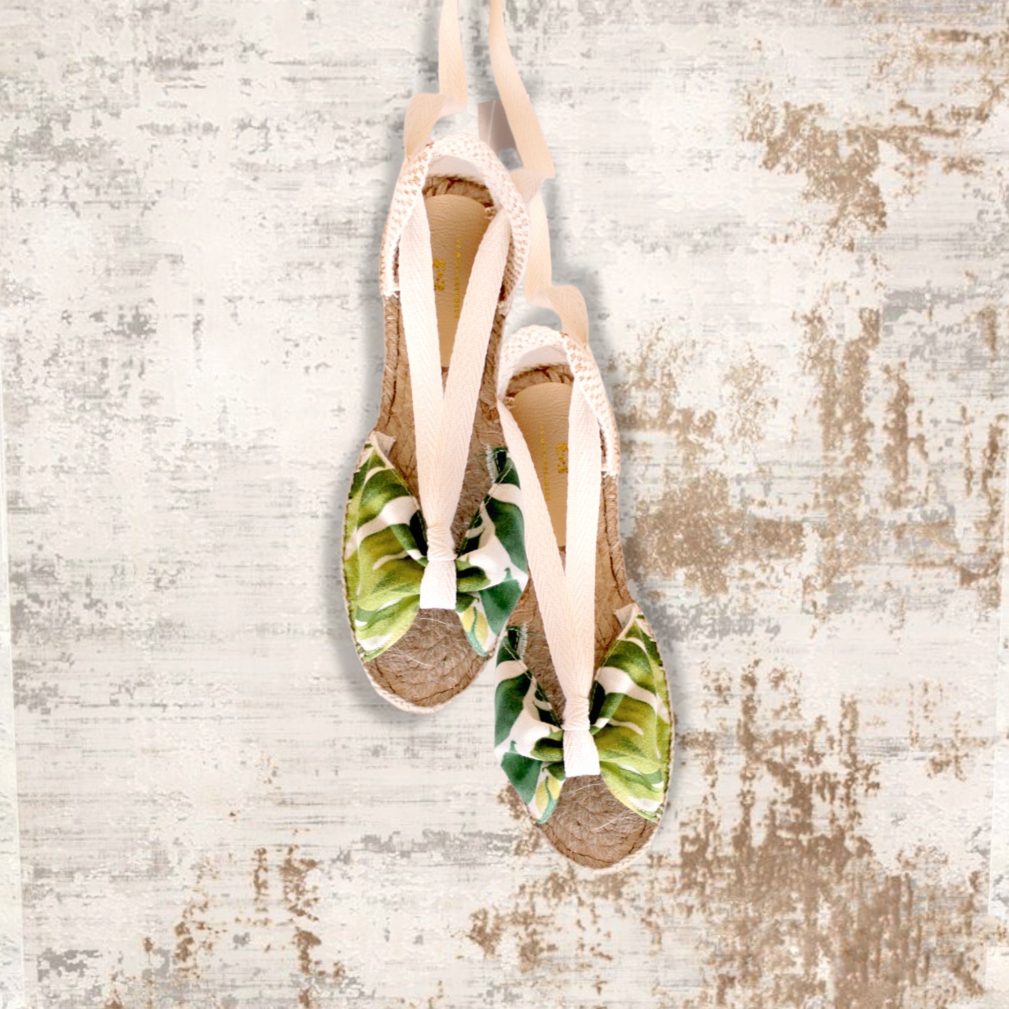 Alpargatas mariposa de lona marfil y verde.