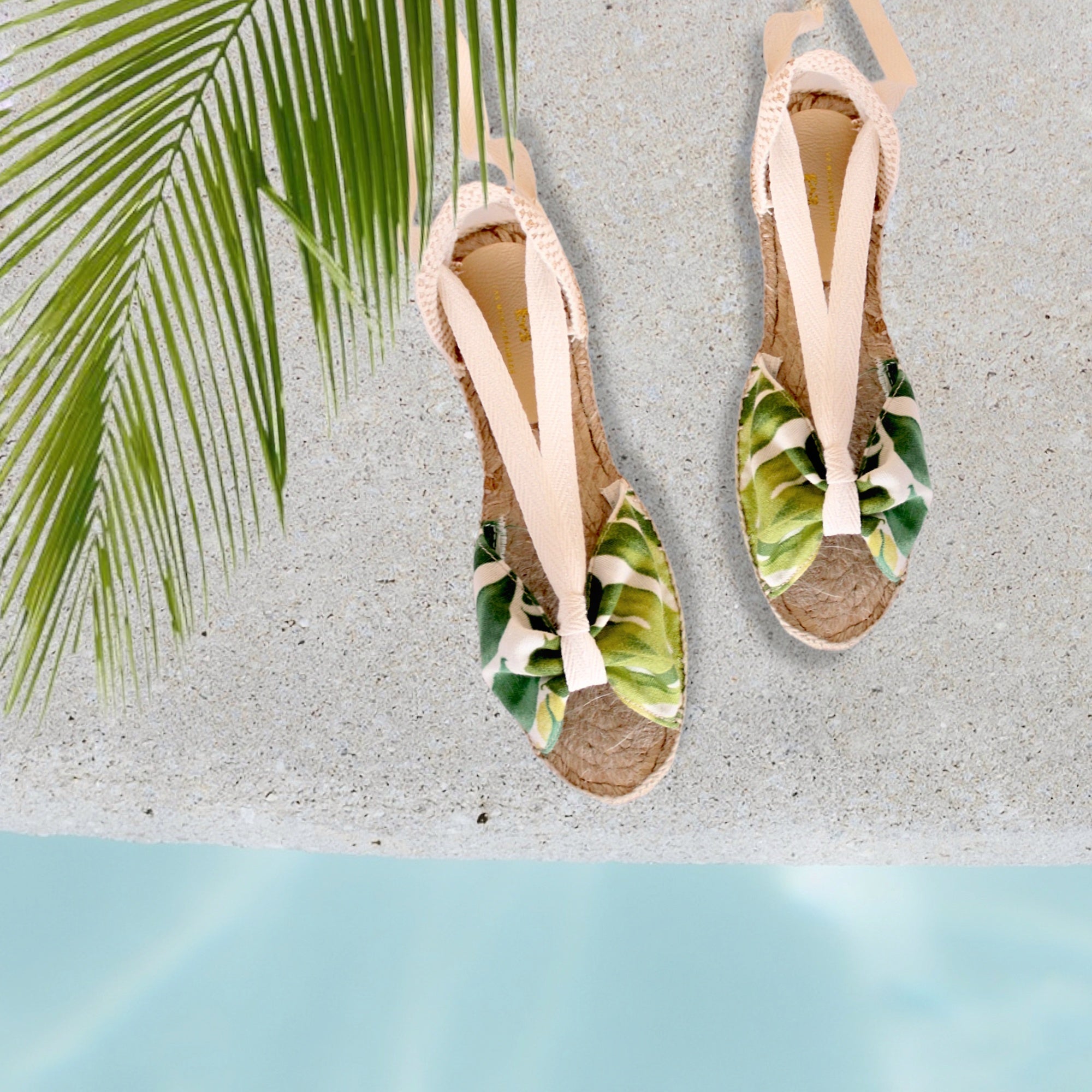 Alpargatas mariposa de lona marfil y verde.