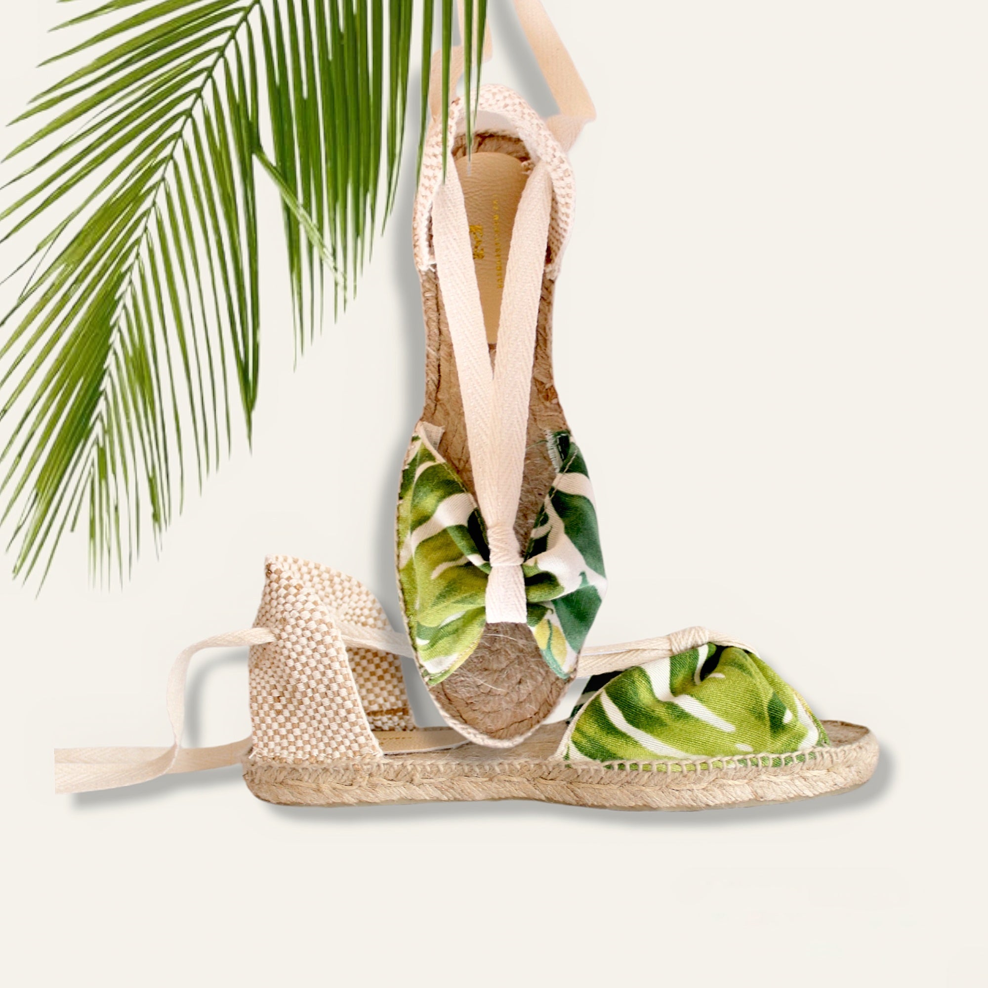 Alpargatas mariposa de lona marfil y verde.