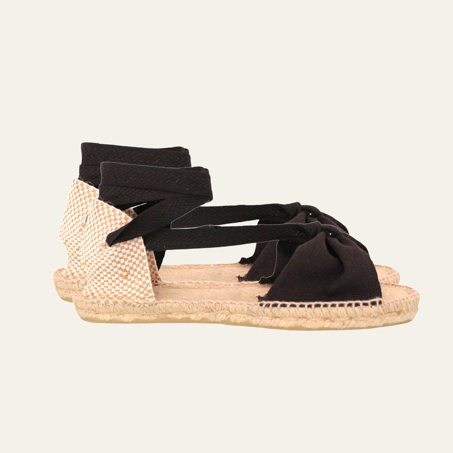 Flache Espadrilles aus schwarzem Canvas mit Schmetterlingsmotiv.