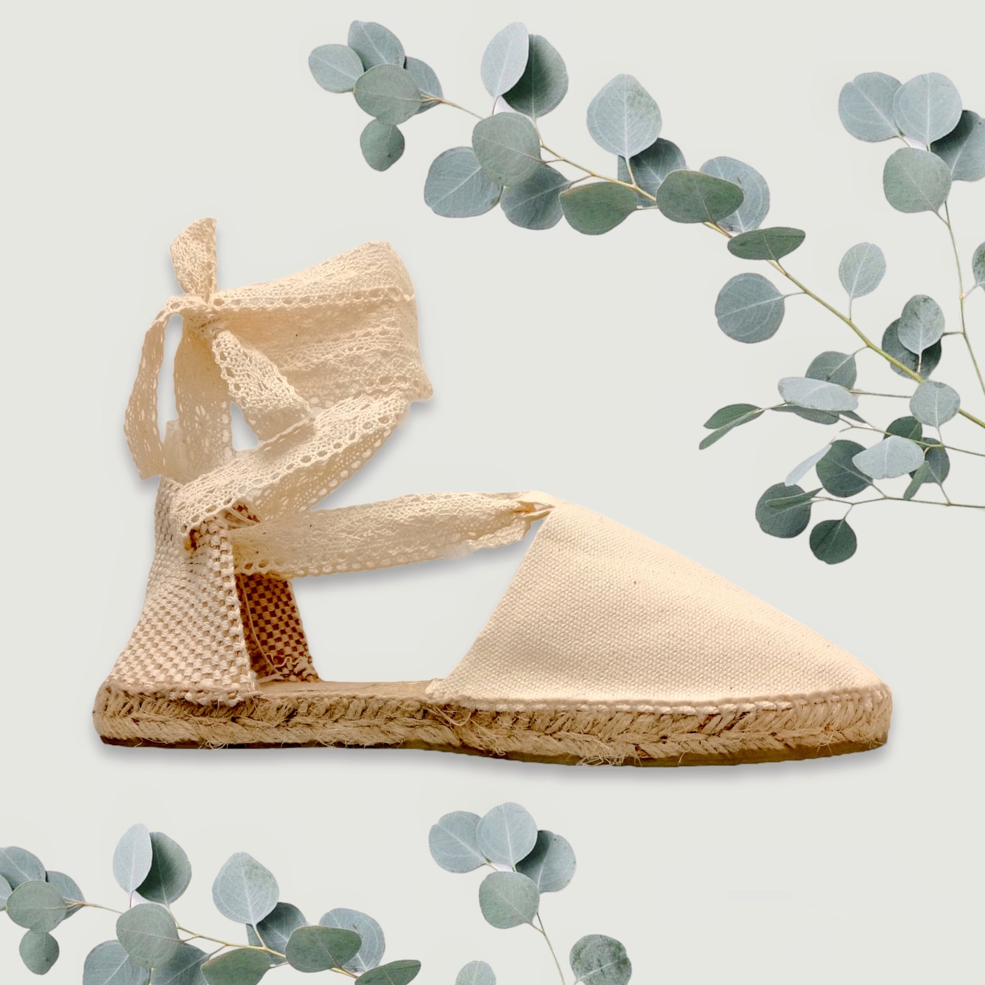 Alpargatas planas con cintas de encaje