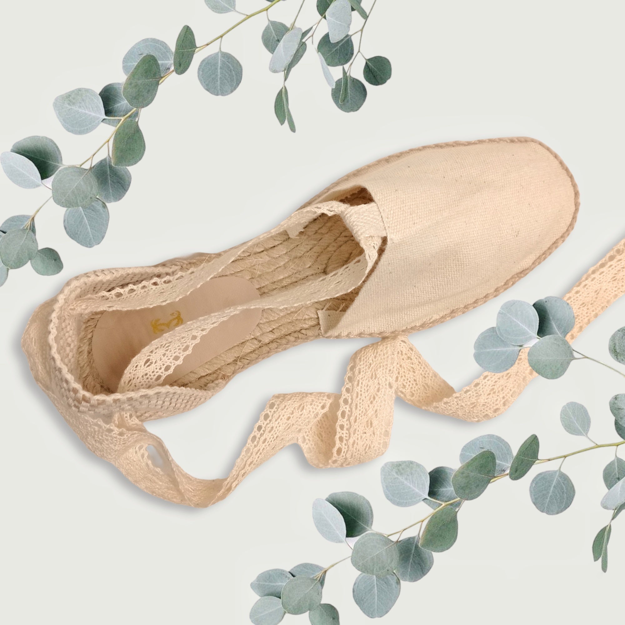 Alpargatas planas con cintas de encaje