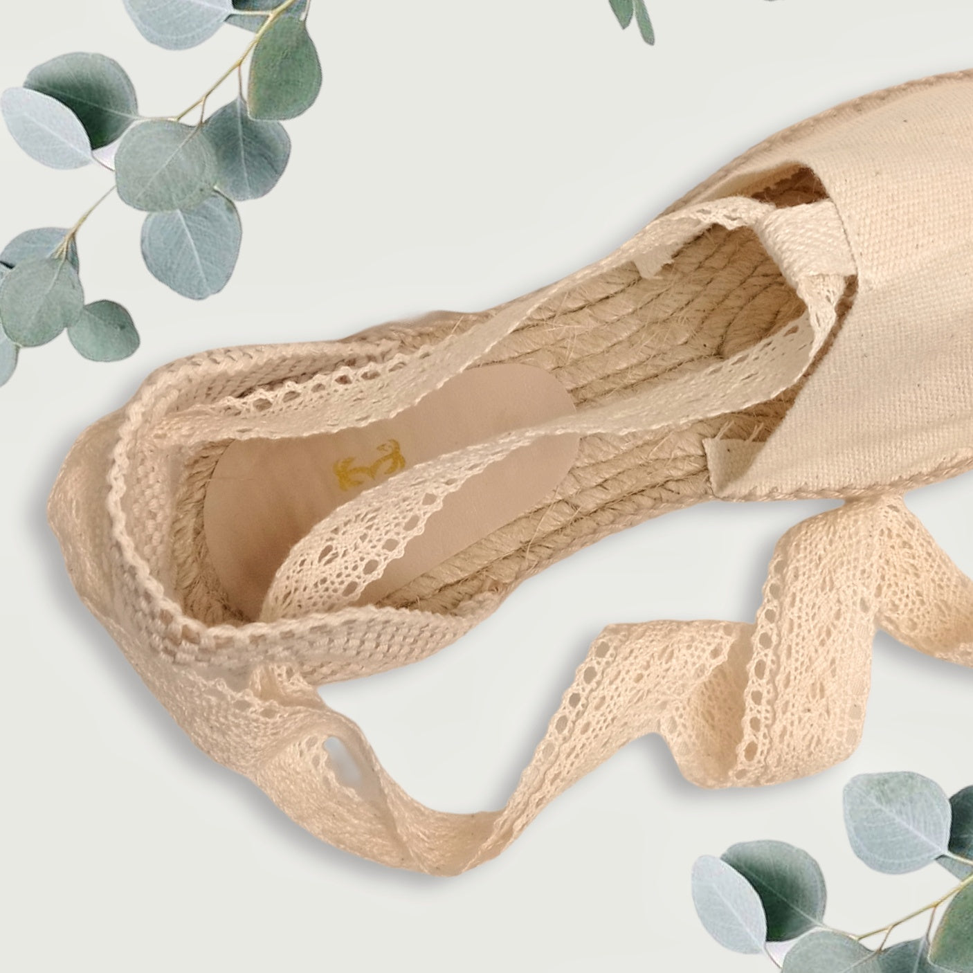 Alpargatas planas con cintas de encaje