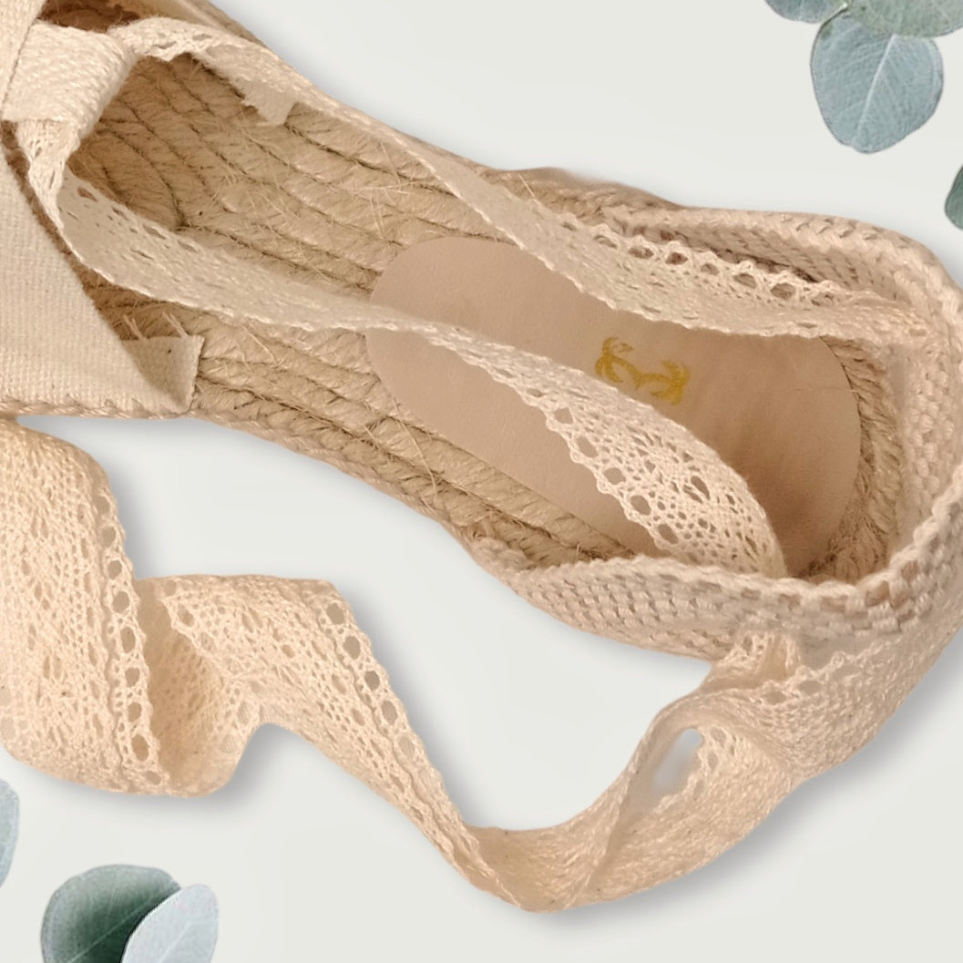 Alpargatas planas con cintas de encaje