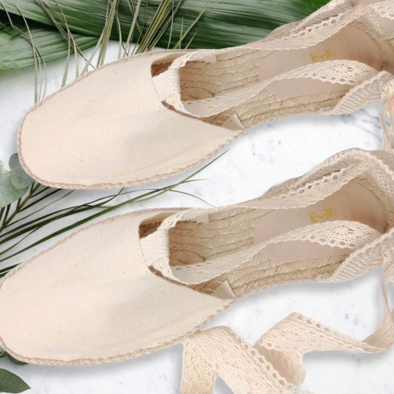 Alpargatas planas con cintas de encaje