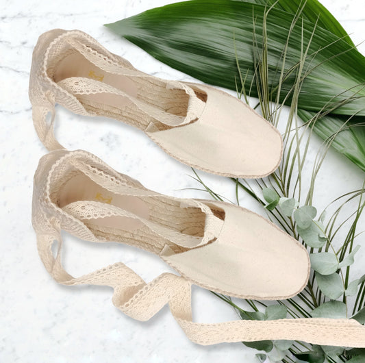 Flat espadrilles with lace ribbons