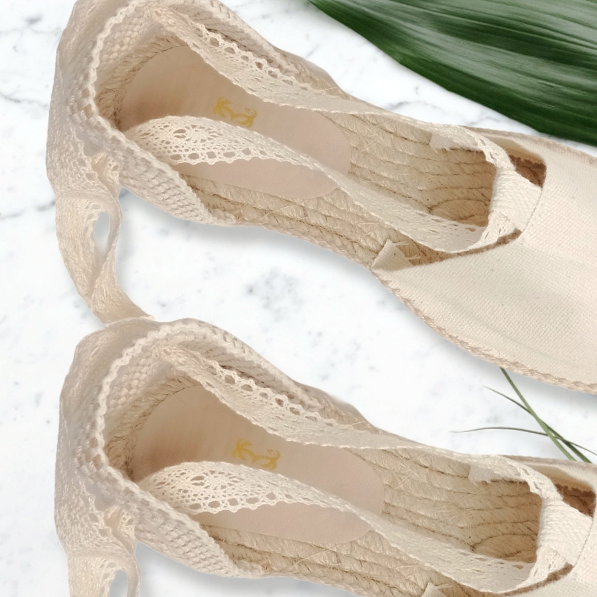 Alpargatas planas con cintas de encaje