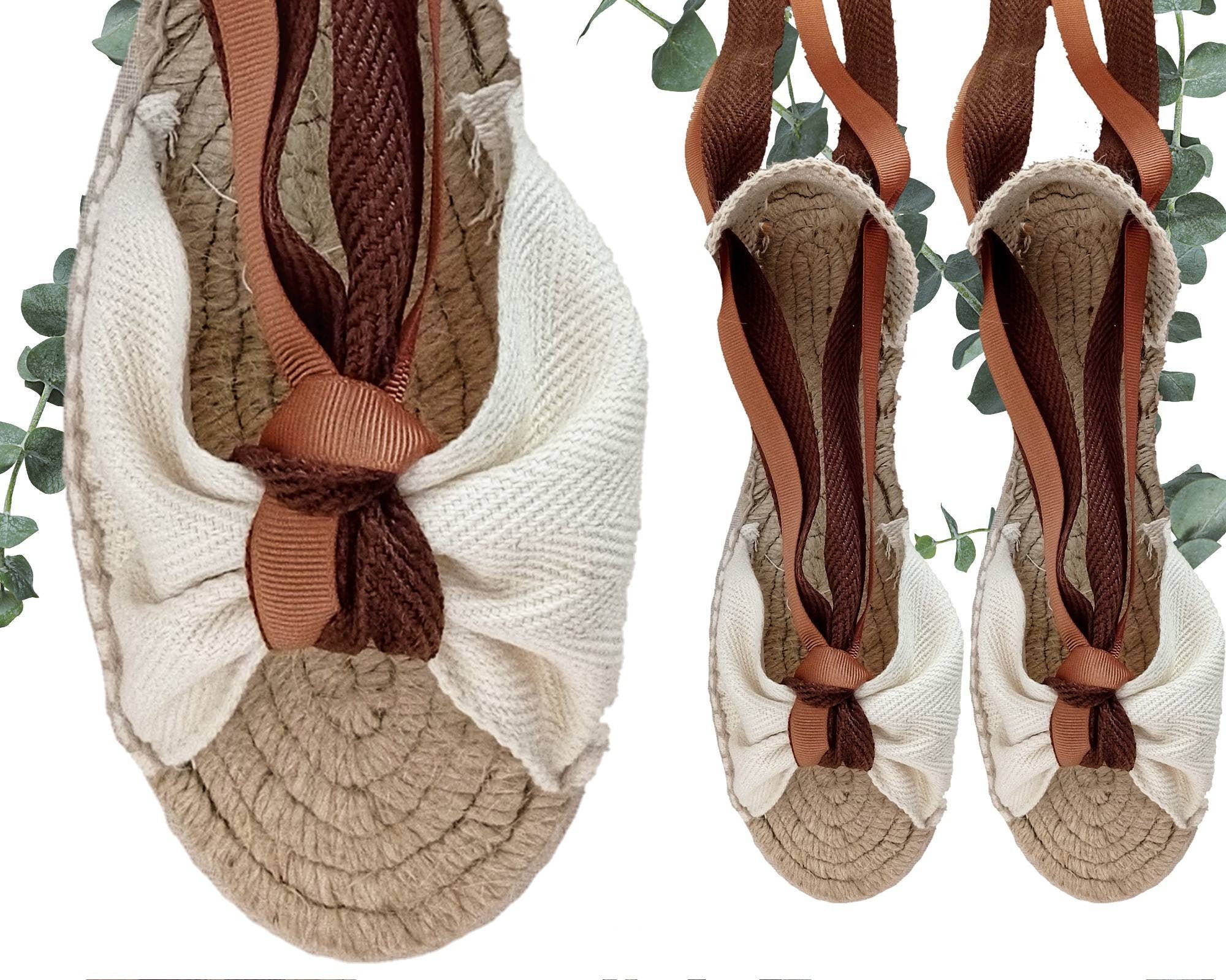 Alpargatas mariposa con cintas dobles.