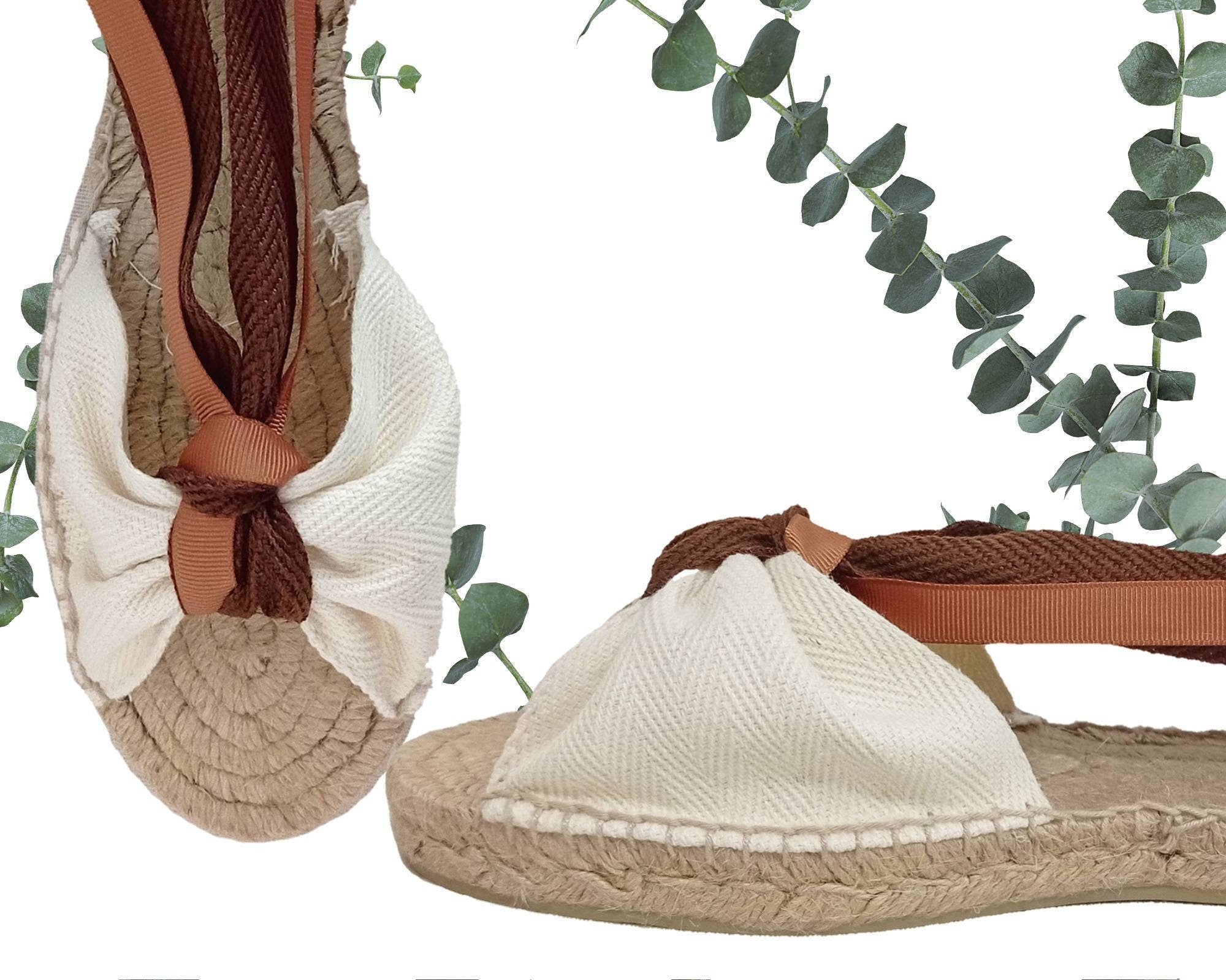 Alpargatas mariposa con cintas dobles.