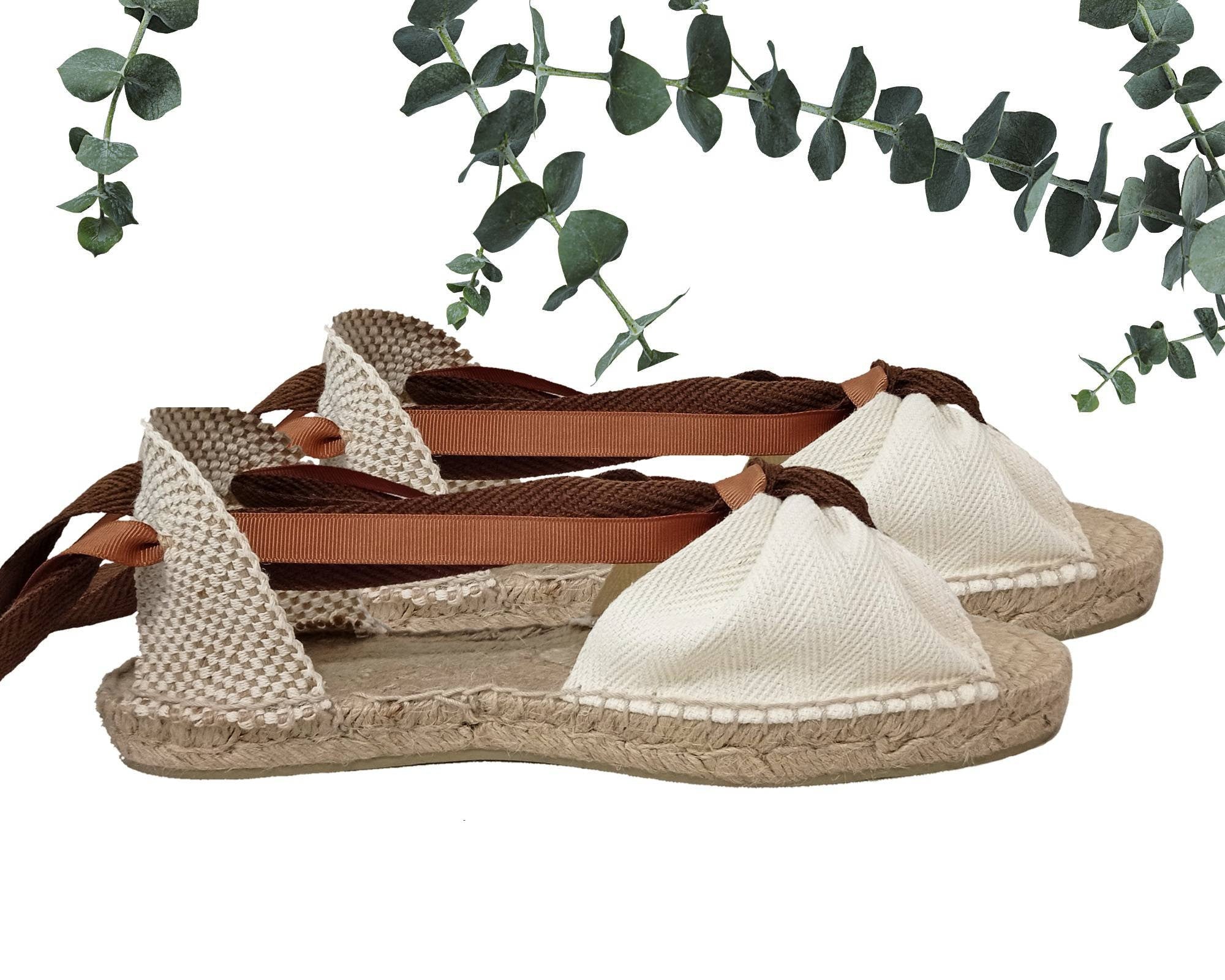 Alpargatas mariposa con cintas dobles.