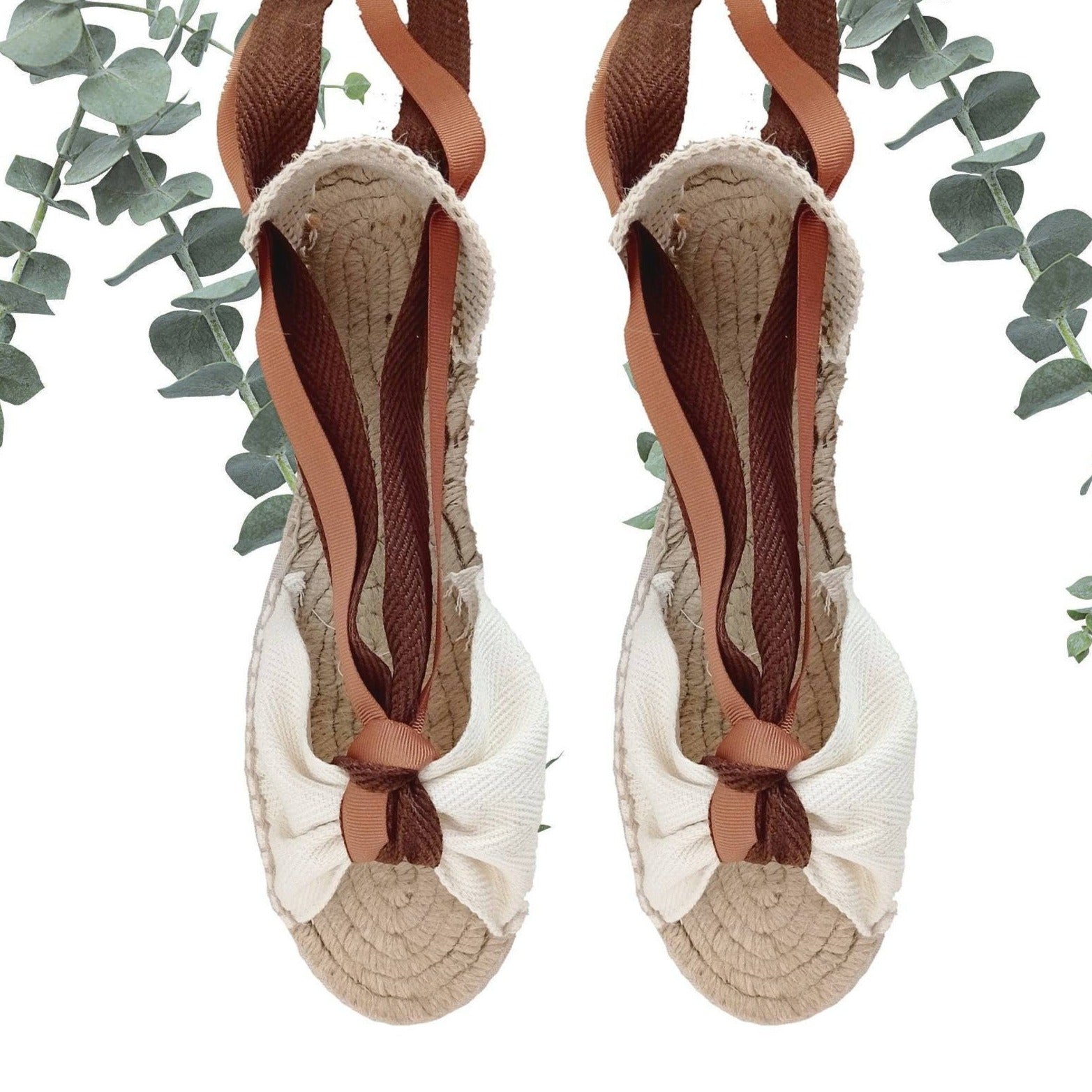 Alpargatas mariposa con cintas dobles.